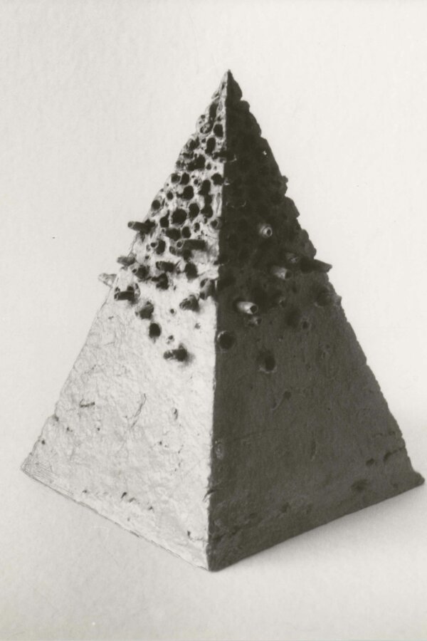 Otto Bébar, Babylonská vež II., 1991, glazovaný keramický objekt, v. 27 cm, foto: T. Jemelka